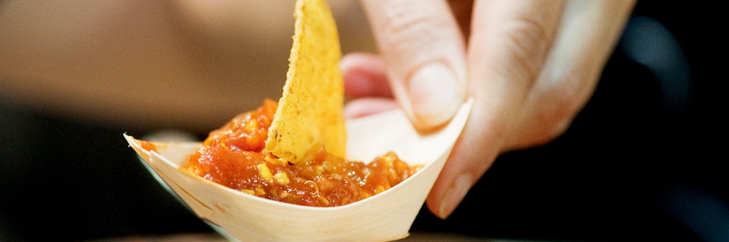 Wer Chili sin Carne, also ohne Fleisch, zubereiten möchte, greift auf vegetarisches Hack zurück. Das lässt sich gut selbst zubereiten. 
