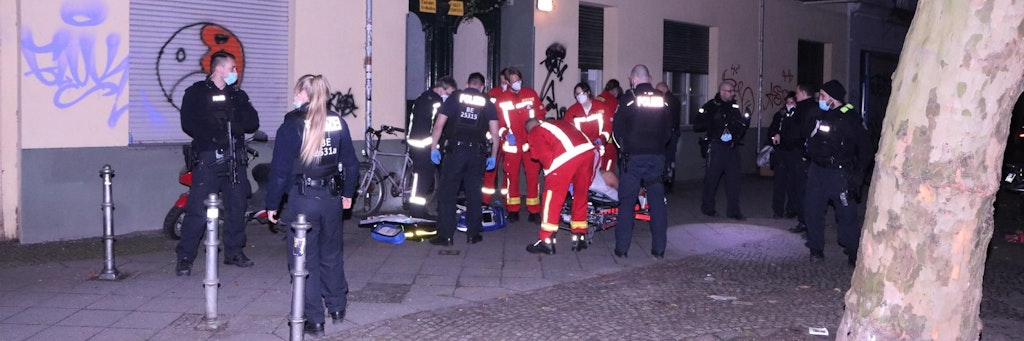 Einsatzkräfte kümmern sich um den verletzten Mann.