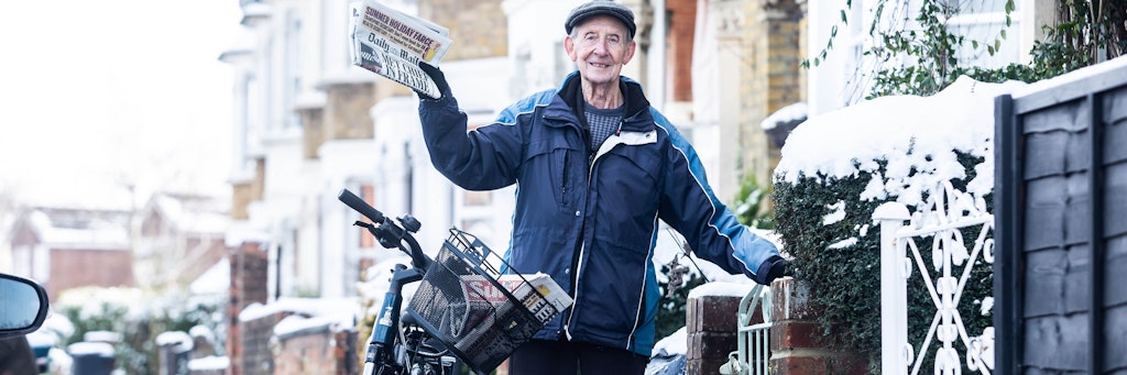 Der 80-jährige „Paperboy“ George Bailey verteilt in Maidstone als einer der ältesten Zeitungsausträger in Großbritannien die Zeitung mit seinem neuen Raleigh E-Bike.