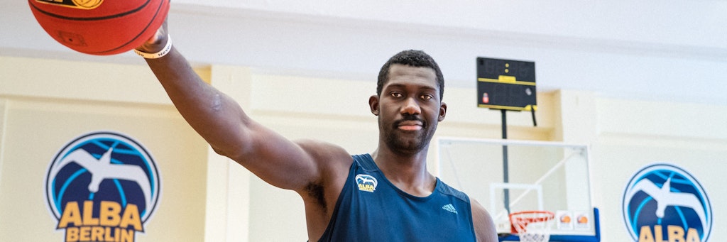 Ein Riese für Alba Berlin: Christ Koumadje hat beim deutschen Meister einen Vertrag bis 2023 unterschrieben.