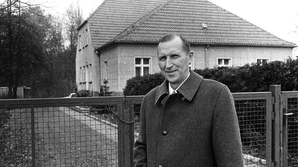 Pfarrer Uwe Holmer vor seinem Haus in Lobetal, in dem er die Honeckers von Ende Januar bis Anfang April 1990 wohnen ließ.