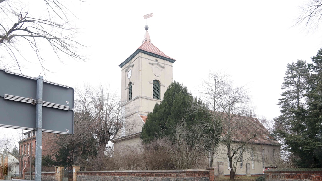 Hinter der Dorfkirche in Fahrland wurden Szenen für den Kinofilm „Honecker/Holmer“ gedreht. 