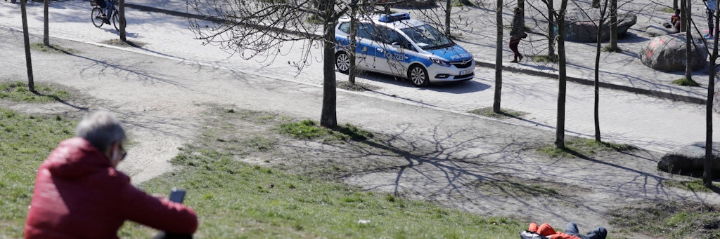 Eine Polizeistreife kontrolliert im Mauerpark.