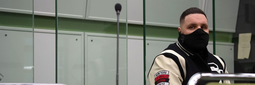 Rapper Fler sitzt als Angeklagter vor Gericht.