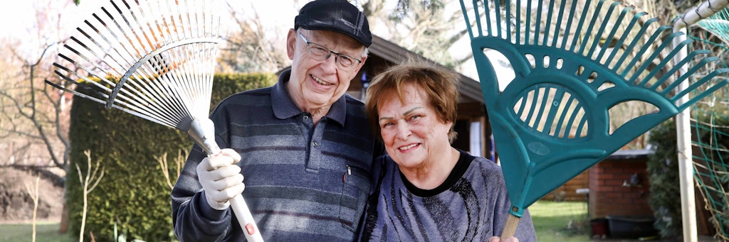 Ursula (76) und Jürgen (79) Sander harken schon emsig.