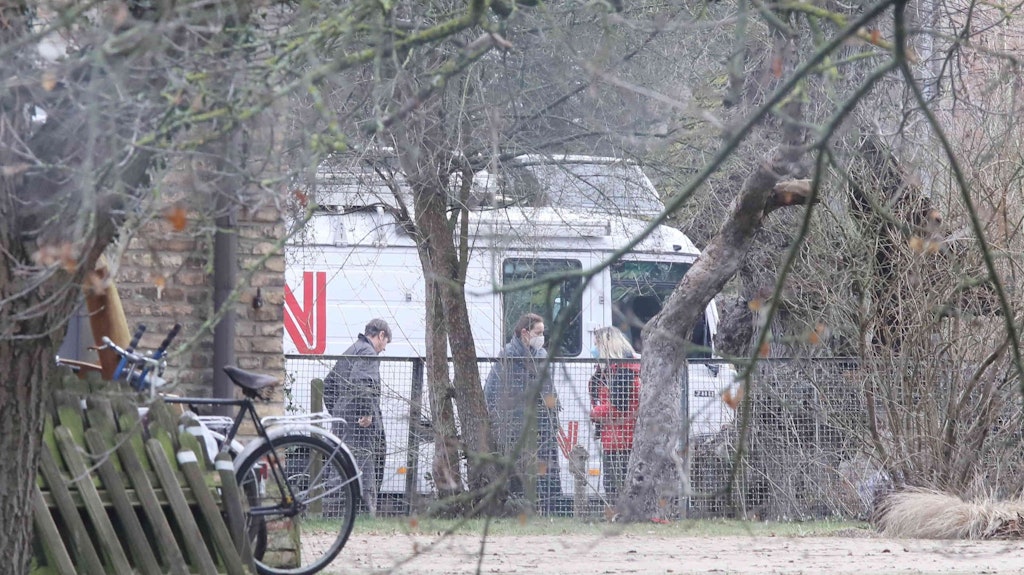 Szenen-Besprechung hinter der Dorfkirche in Fahrland: Dort steht der Mercedes-Transporter, der für den Film zu einem Übertragungswagen des US-TV-Senders CNN umgestaltet wurde. 