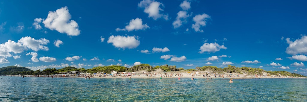 Die Küste der Insel Ibiza in Spanien. 