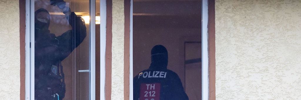 Polizisten durchsuchen in Ballstädt (Thüringen) ein Haus, das der rechten Szene zuzuordnen ist.