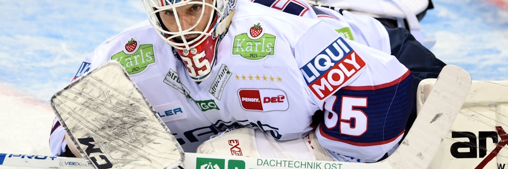 Mathias Niederberger erlebt einen harten Abend, geht in Bremerhaven nach dem 1:4 entnervt vom Eis.