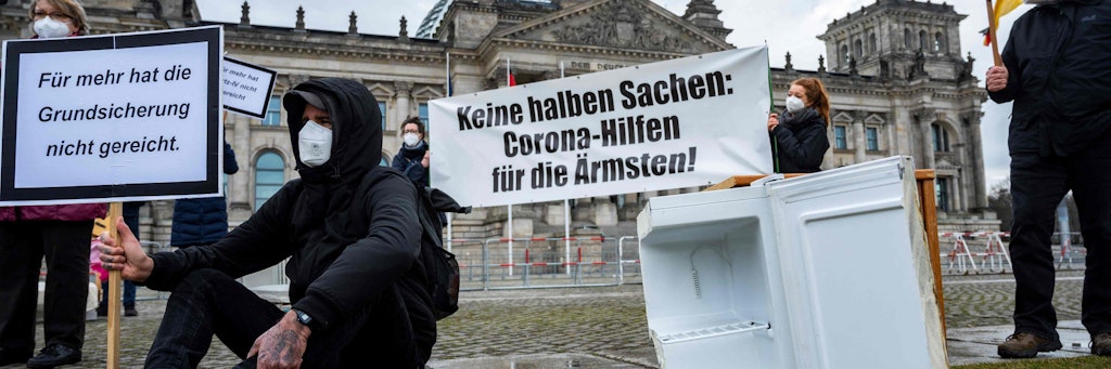 Am Tag der Abstimmung im Bundestag forderten Aktivisten mehr Corona-Hilfen.