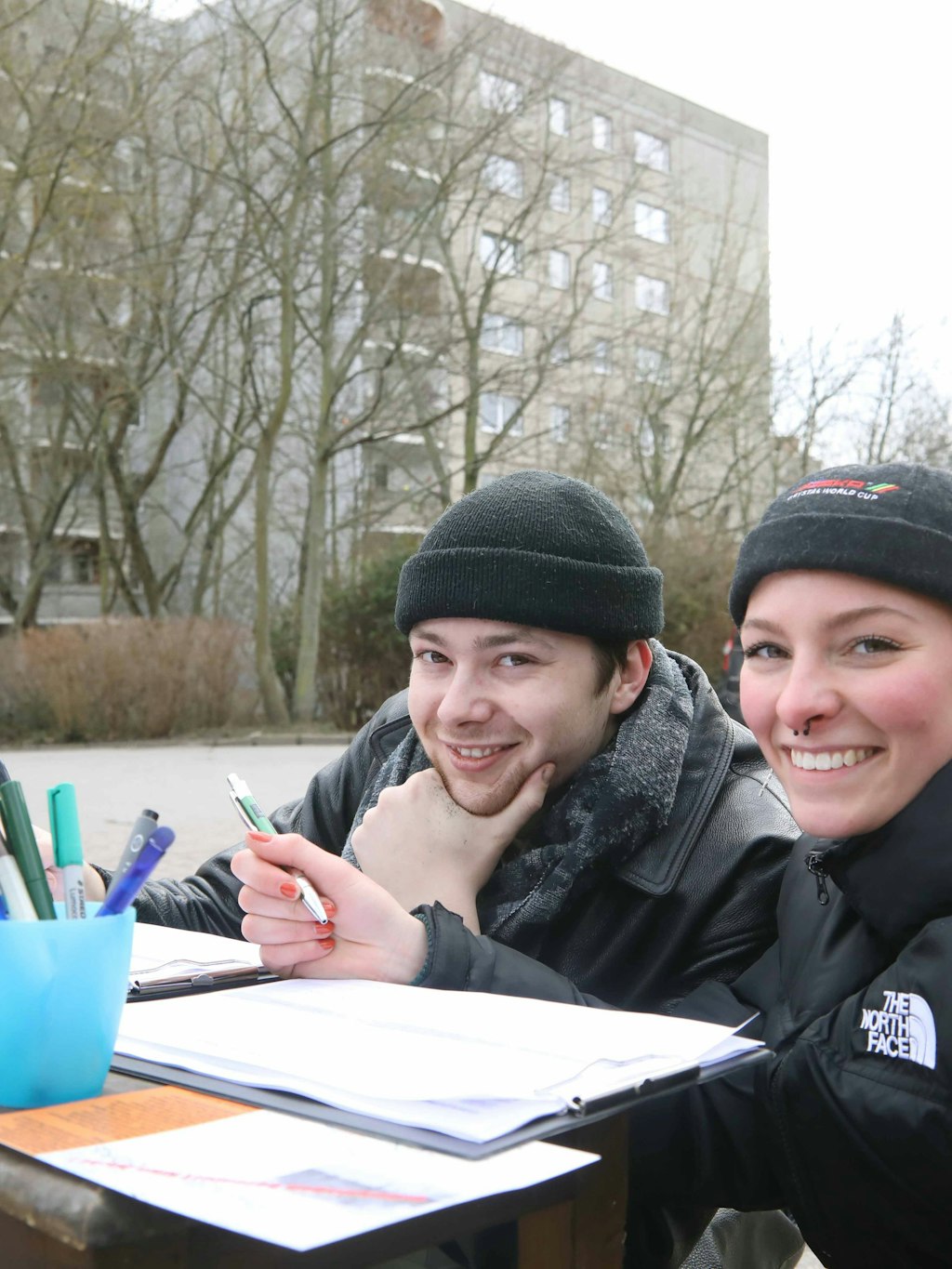 Lucas (22) aus Friedrichshain und Susi (21) aus Tempelhof unterschreiben auf der Protest-Liste, weil sie die Grünfläche erhalten wollen. 
