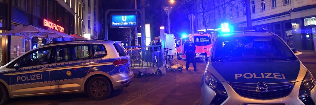 Mehrere Einsatzwagen der Polizei stehen am U-Bahnhof Rosenthaler Platz. 