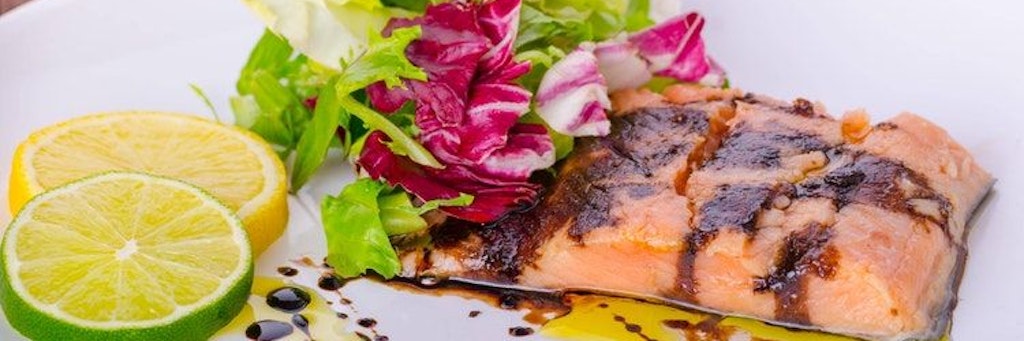 Balsamico aus Italien auf einem Lachsgericht.