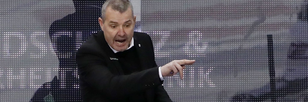 Eisbären-Trainer Serge Aubin gefällt nicht, was seine Jungs zuletzt aufs Eis bringen.