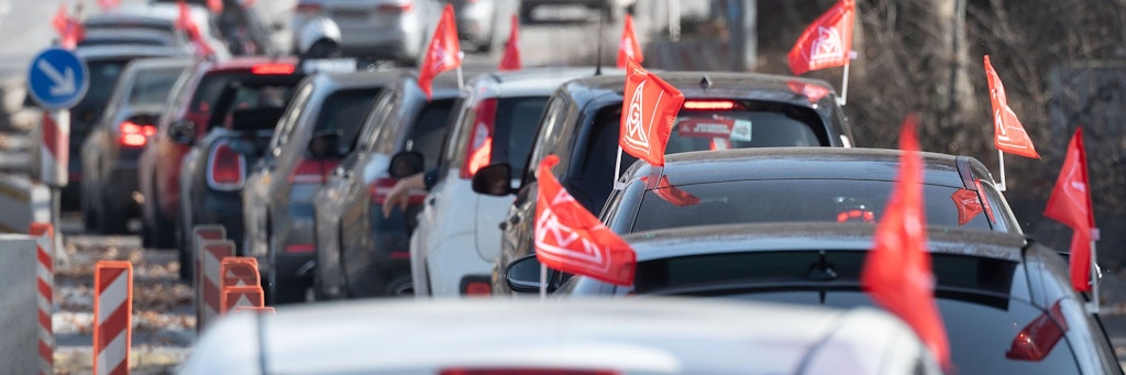 Mit einem Autokorso in Stuttgart untermauerte die IG Metall ihre Tarif-Forderungen in der Metall- und Elektroindustrie.