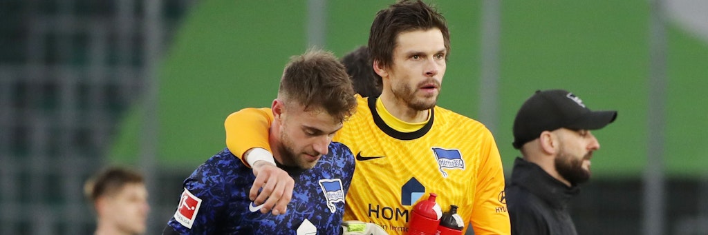 Lukas Klünter (l.) wurde nicht nur vom Trainer getrölstet, auch Torwart Rune Jarstein richtete ihn wieder auf.