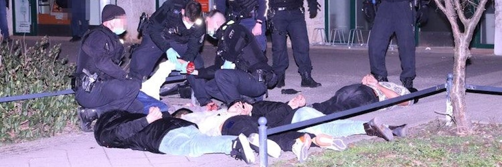 Die Polizei hat mehreren Verdächtigen an der Frankfurter Allee Handschellen angelegt.