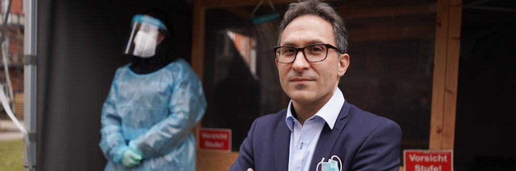 Nicolai Savaskan, Leiter des Gesundheitsamtes Neukölln, steht vor dem Corona-Testzentrum des Gesundheitsamtes.