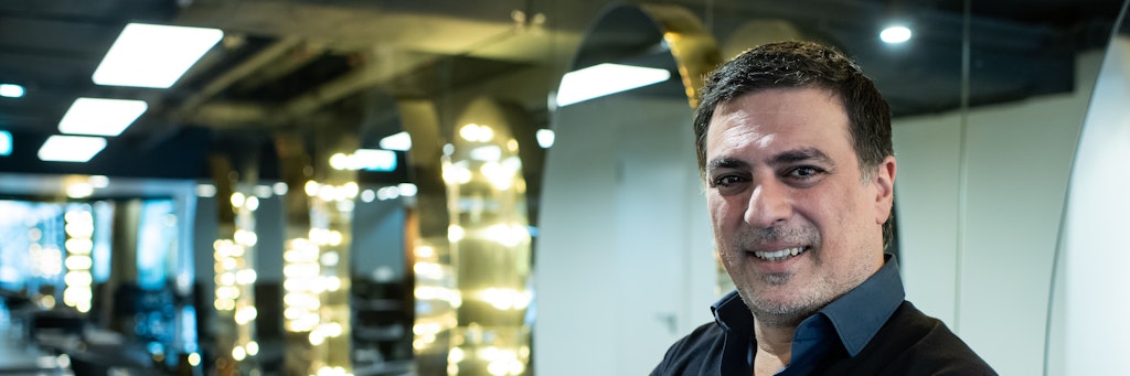 Starfriseur Shan Rahimkhan steht in seinem Salon am Kurfürstendamm.