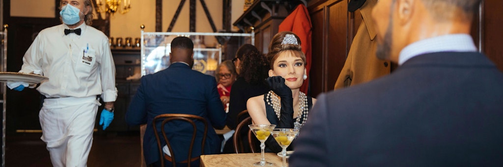 Wachsfiguren von Audrey Hepburn und Michael Strahan im Peter Luger Steakhouse.