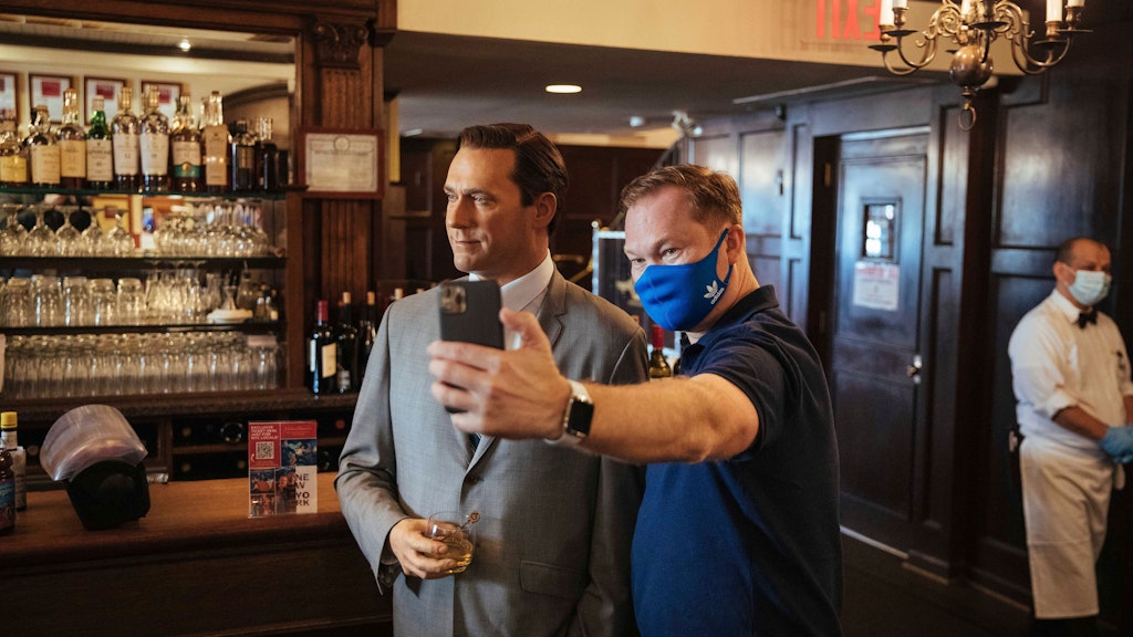 Die Wachsfiguren stehen für Selfies gerne bereit: ein Restaurantbesucher mit der Wachsfigur des Schauspielers Jon Hamm. 