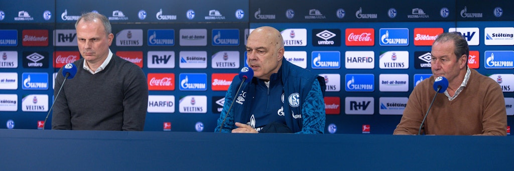 Schon wieder Geschichte: Sportvorstand Jochen Schneider (l.) und Trainer Christian Gross (M.) sollen nicht länger im Amt sein.