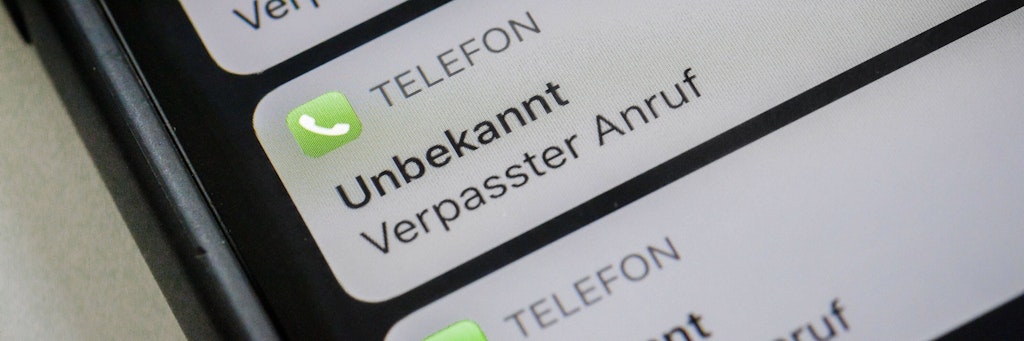 Verpasste Anrufe von einer Unbekannten Nummer auf einem Smartphone.