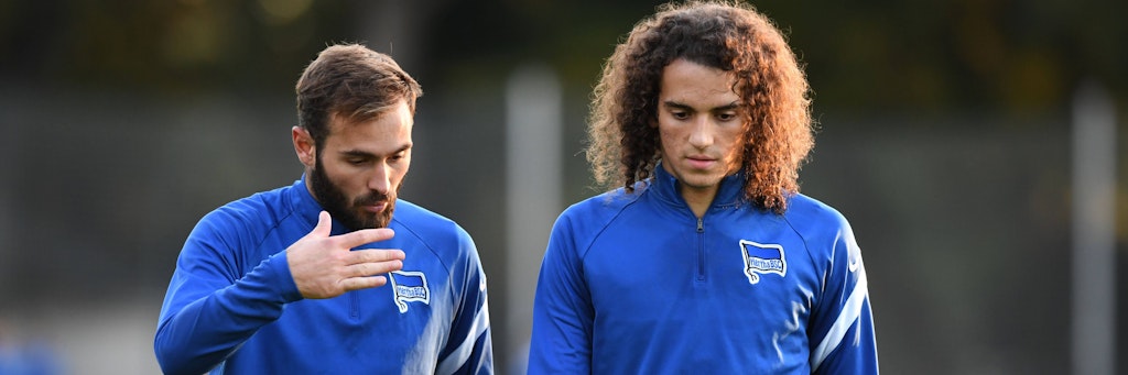 Herthas Lucas Tousart (l.) und Matteo Guendouzi dürfen gegen die Bayern erstmal nur zuschauen.