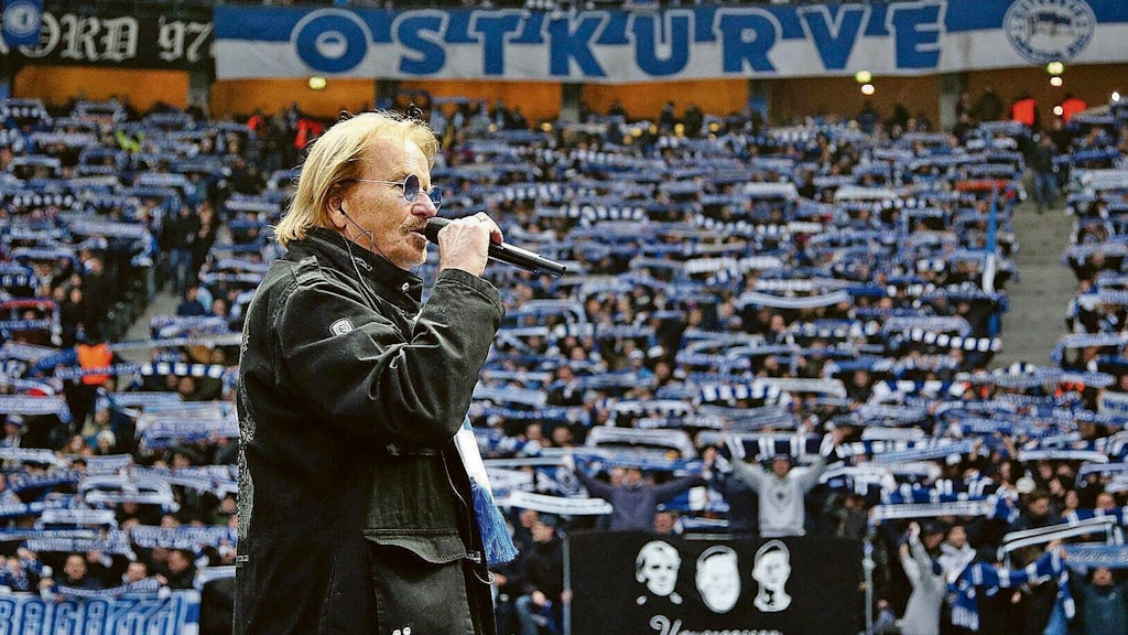 Viele Jahre stand Frank Zander vor Hertha-Spielen im Stadion und sang die Hymne „Nur nach Hause geh'n wir nicht“.
