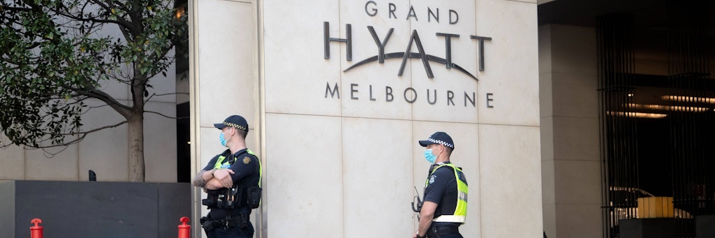 Polizisten bewachen den Eingang des Grand Hyatt Hotel in Melbourne. 