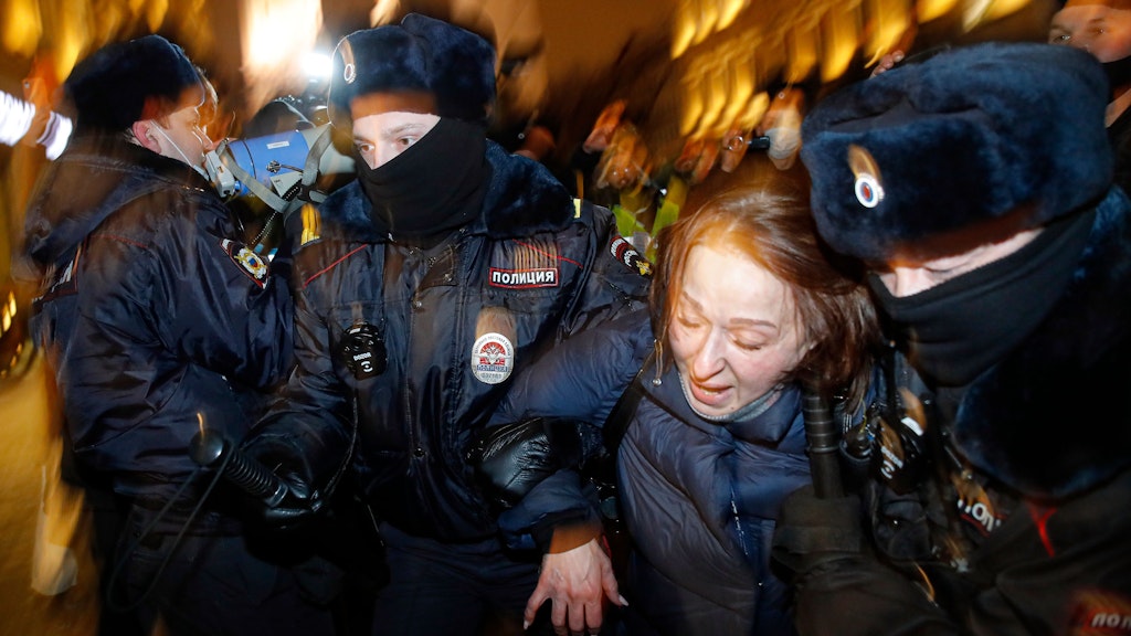 Polizisten nehmen bei einem Protest eine Anhängerin Nawalnys auf dem Roten Platz in Moskau fest. 