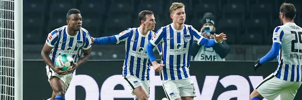 Jhon Cordoba (l.) und die Kollegen müssen am Freitagabend schon um 20 Uhr antreten.