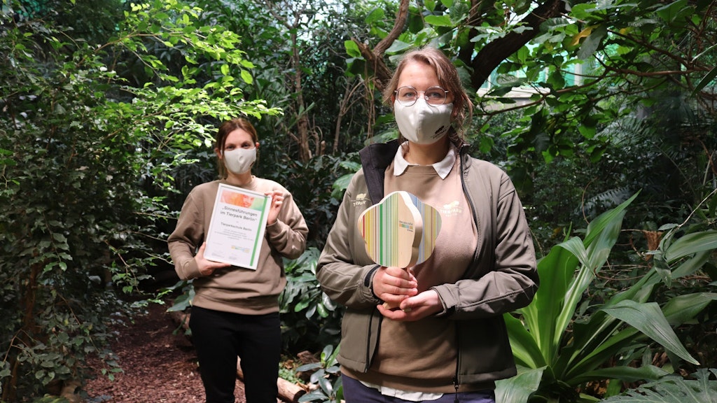Adrienne Bienasch (re.) und Svenja Eisenbarth von der Tierparkschule zeigen stolz den UN-Preis.