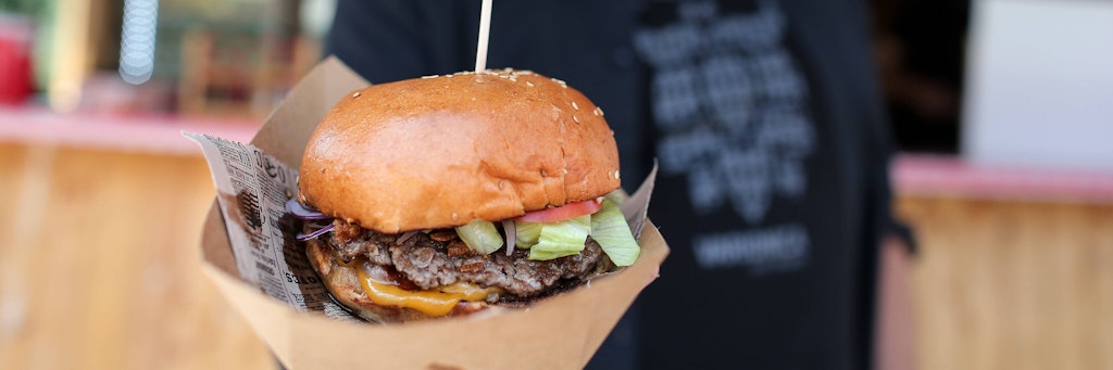 Ob Sie auf diesen Burger oder eher auf Salat stehen, lässt sich angeblich an Ihrem Ringfinger ablesen.