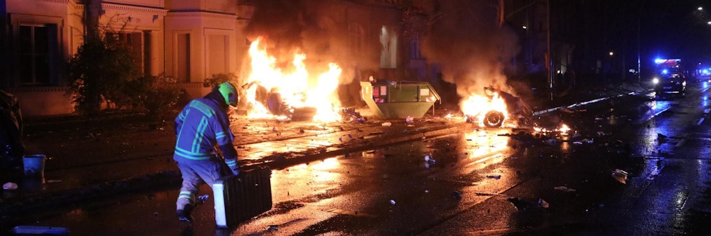 Das Auto wurde in der Mitte zerrissen. Beide Hälften brennen.
