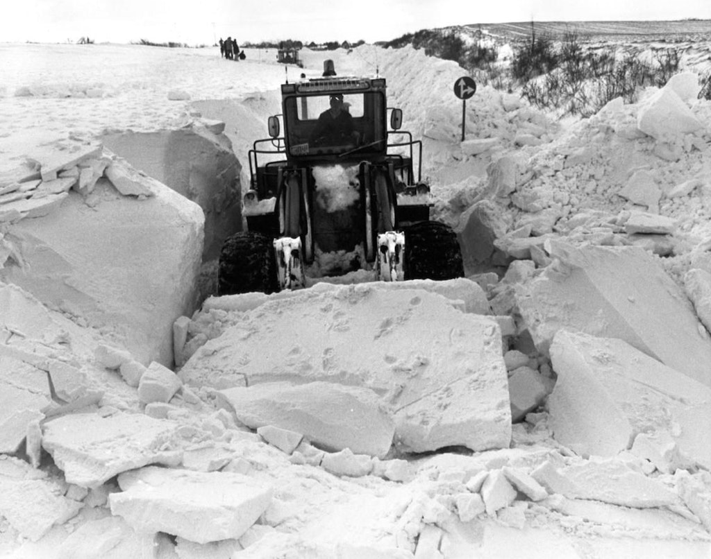 Norddeutschland im Januar 1979: Meterhoch türmten sich die Schneemassen auf, Städte und Dörfer waren von der Außenwelt abgeschnitten, der Zugverkehr kam zum Erliegen. 