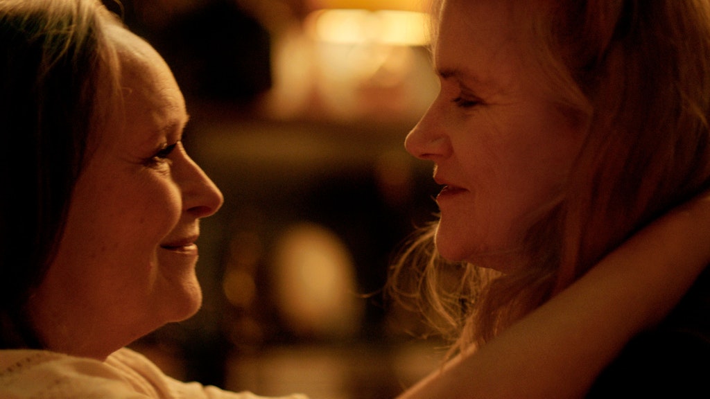 Martine Chevallier (l.) und Barbara Sukowa in einer Szene aus „Wir beide“. 