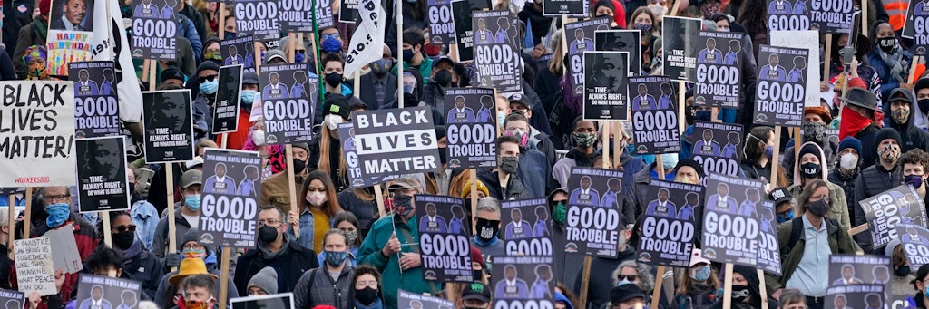 Demonstranten nehmen am Martin Luther King Day an einem Gedenkmarsch in Seattle teil. 