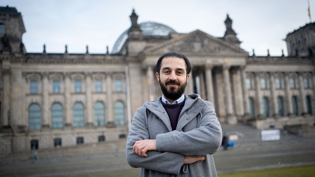 Tareq Alaows vor dem Reichstagsgebäude – Deutsch brachte sich der Syrien-Flüchtling selbst per Handy bei. 