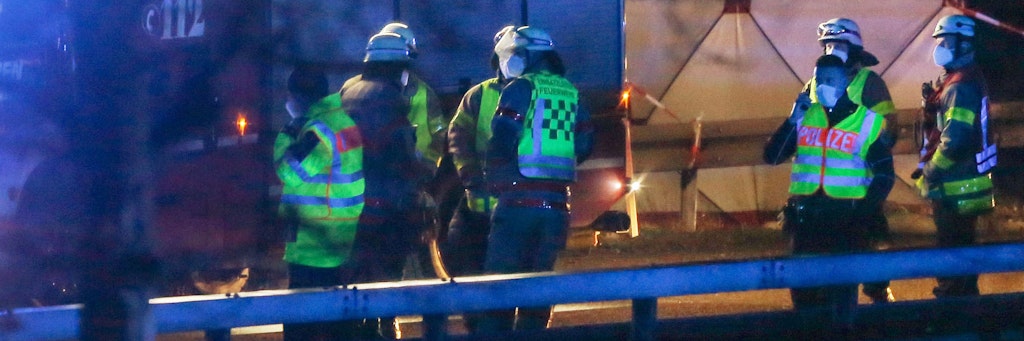 Aachen: Feuerwehrleute und Polizisten stehen nach dem tödlichen Unfall an der Autobahn 44 bei Aachen. 