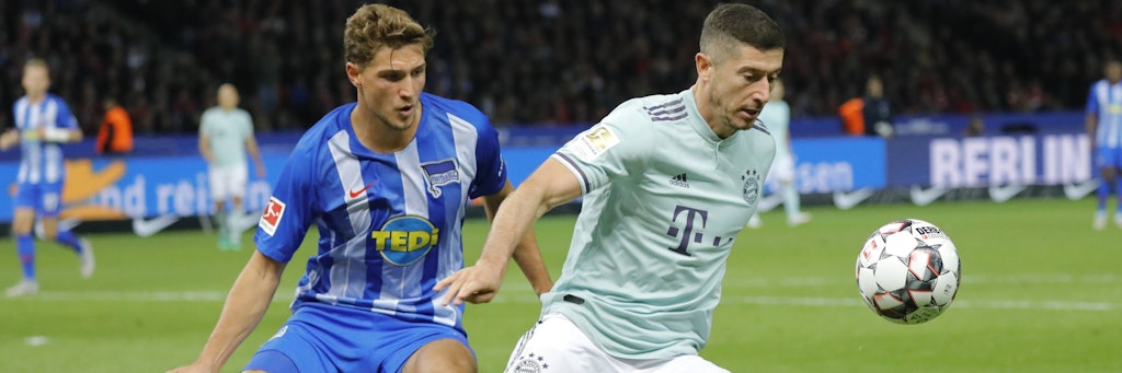 Im September 2018 blieb Bayerns Torjäger Robert Lewandowski (r.) ohne Treffer, weil ihn Niklas Stark ausschaltete. Hertha gewann 2:0.