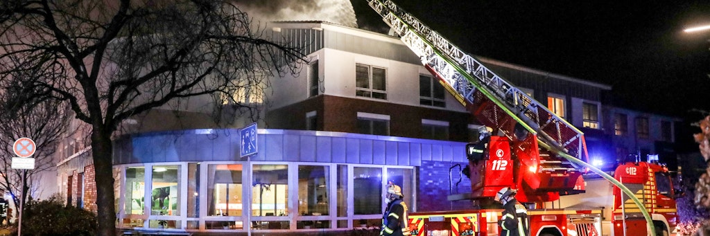 Einsatzkräfte der Feuerwehr löschten den Brand über eine Drehleiter. 