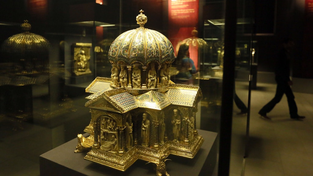  Ein Kuppelreliquiar, über 800 Jahre alt, bewahrte Überbleibsel eines Heiligen. 