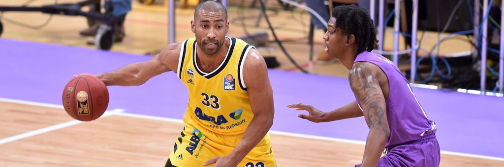 Nun hat es auch Jayson Granger (l.) erwischt: Beim Spiel in Göttingen hat sich der Aufbauspieler von Alba Berlin den linken Mittelhandknochen gebrochen und fällt mehrere Wochen aus.