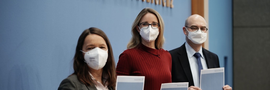 Alena Buyx, die Vorsitzende des Deutschen Ethikrats (M.), stellte die Empfehlungen zusammen mit Sigrid Graumann und Volker Lipp vor.
