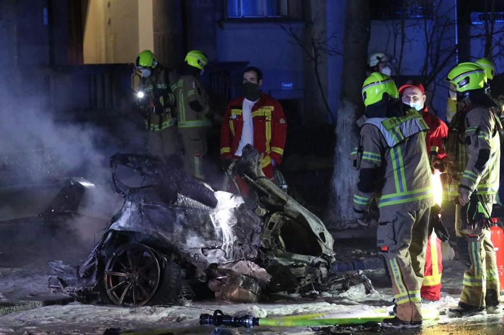 Aus den Resten dieses Audi-Sportwagens stieg nur der Fahrer mit leichten Verletzungen aus. Zwei Menschen starben, ein dritter Insasse schwebt in Lebensgefahr.