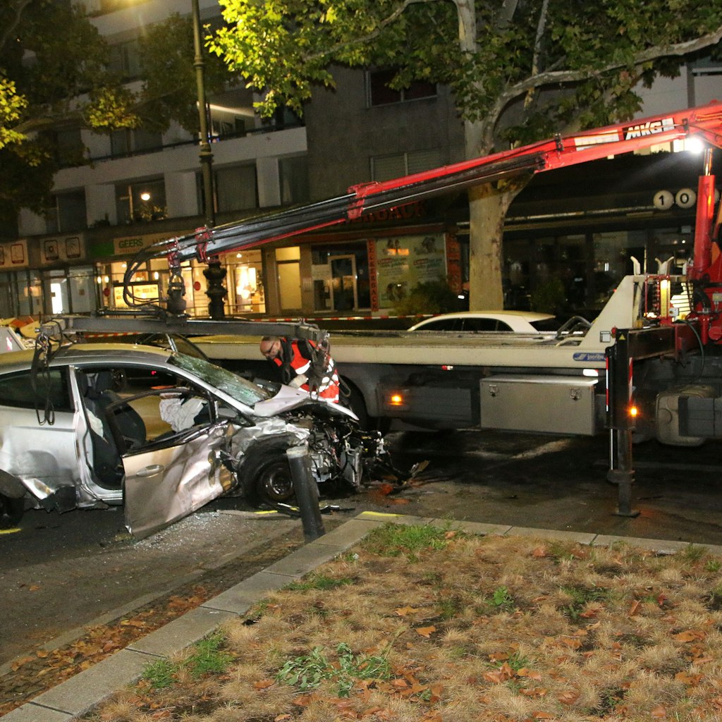 Ende einer Raserfahrt: Dieser Ford Fiesta wurde auf dem Kudamm von einem BMW erfasst, die Insassen schwer verletzt.