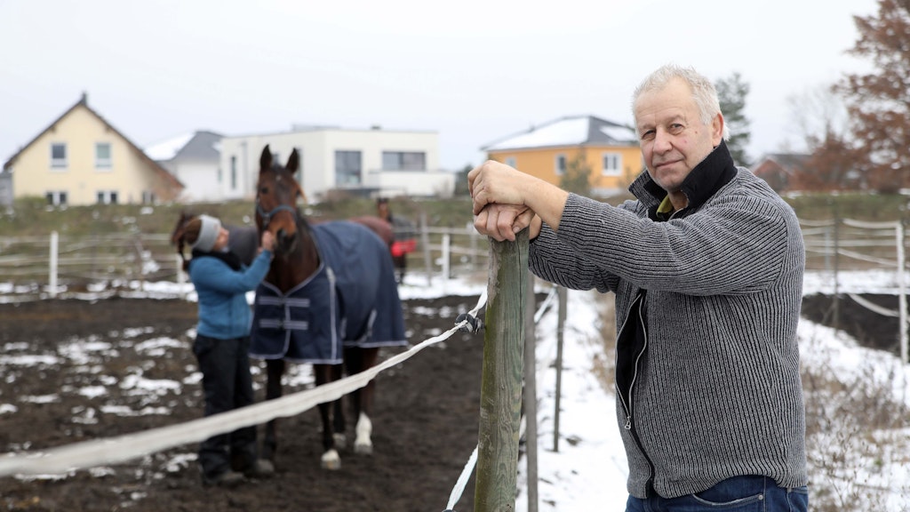 Trainer Michael Hönemann (61) weiß noch nicht, wo er seine Pferde bald unterbringen wird.