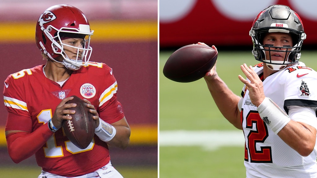 Patrick Mahomes (l.), Quarterback der Kansas City Chiefs und Tom Brady, Quarterback der Tampa Bay Buccaneers, stehen sich beim Super Bowl gegenüber.