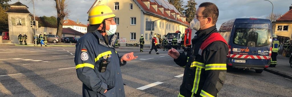 Klaus Liepert (l), Ortsbeauftragter vom THW, und Stadtbrandmeister Raphael Niggel stehen vor einem Gebäude, in dem es zu einer Gasexplosion gekommen war.